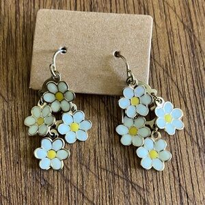 Unbranded Lightweight Daisy Floral Drop Earrings with Gold Accents